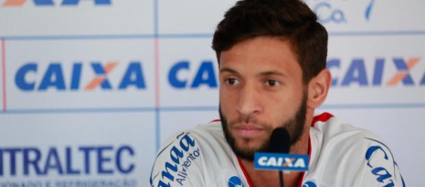 Enfim o Corinthians conseguiu fechar com lateral Juninho Capixaba. Enfim o Corinthians conseguiu fechar com lateral Juninho Capixaba.