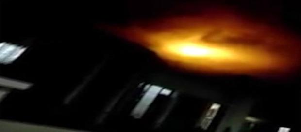 Misteriosa luz assusta habitantes e gera silêncio nas autoridades (Reprodução) Misteriosa luz assusta habitantes e gera silêncio nas autoridades (Reprodução)