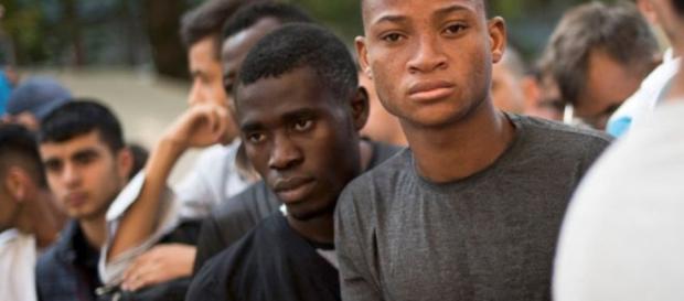 Muchos inmigrantes que llegan a Alemania son jóvenes solteros separados de sus familias Muchos inmigrantes que llegan a Alemania son jóvenes solteros separados de sus familias