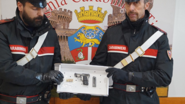 TIVOLI - La pistola sequestrata dai Carabinieri