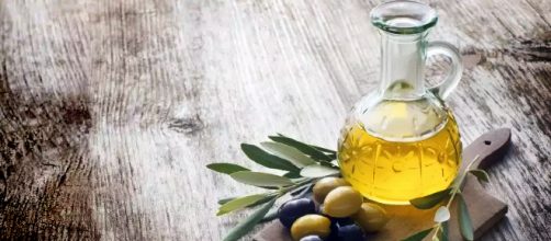 Aceite de oliva sbre la mesa: Imagen original: biotrendies.com