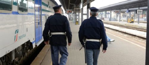 Ferrara, denunciati 3 giovani per aver aggredito un uomo con disabilità e danneggiato gravemente un treno