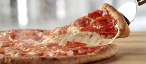 Free pizza deals are here just in time for the Super Bowl! [Image via Papa John's/YouTube]