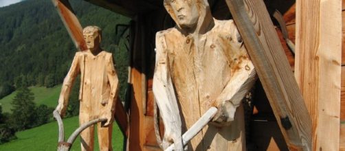 Sculture di legno visibili davanti ad alcune case in Val Aurina