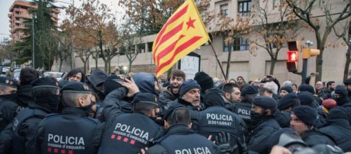 Sijena: Cargas policiales frente al museo de Lleida durante el ... - elconfidencial.com
