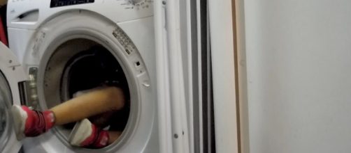 Vittima della curiosità e di un sistema tecnologico molto avanzato, un bambino giapponese di 5 anni è morto intrappolato in una lavatrice.