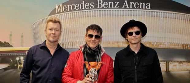 A-ha - Unidos, o trio volta em turnê e posa para fotos em frente a Arena da Mercedes Benz, logo após ganhar o "Urso Amigo" símbolo de Berlin A-ha - Unidos, o trio volta em turnê e posa para fotos em frente a Arena da Mercedes Benz, logo após ganhar o "Urso Amigo" símbolo de Berlin