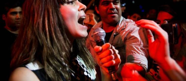Delila Paz junto a sus fans. Foto de https://www.cecimartin.com/ Delila Paz junto a sus fans. Foto de https://www.cecimartin.com/