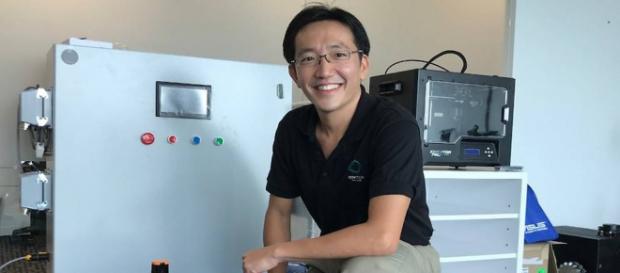 El señor Quek Yang Boon con algunos aparatos de su equipo El señor Quek Yang Boon con algunos aparatos de su equipo