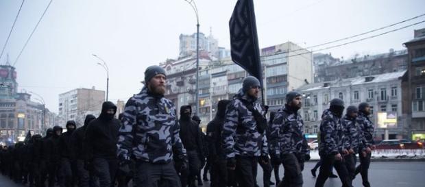 Marcha de neonazistas nas ruas de Kiev no último domingo. Foto: Reprodução/Facebook Marcha de neonazistas nas ruas de Kiev no último domingo. Foto: Reprodução/Facebook