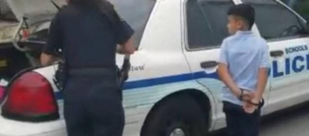 Nos Estados Unidos, menino de 7 anos é algemado e preso Nos Estados Unidos, menino de 7 anos é algemado e preso