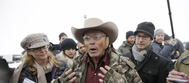 Robert "LaVoy" Finicum, un ranchero de Arizona, habla con reporteros en el Refugio Nacional de Vida Silvestre Malheur cerca de Burns, Oregón Robert "LaVoy" Finicum, un ranchero de Arizona, habla con reporteros en el Refugio Nacional de Vida Silvestre Malheur cerca de Burns, Oregón