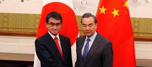 Taro Kono y su homólogo chino, Wang Yi, Taro Kono y su homólogo chino, Wang Yi,
