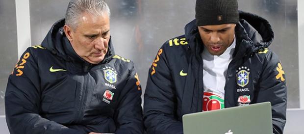 Tite e Fernando Lázaro analisam dados durante um treinamento Tite e Fernando Lázaro analisam dados durante um treinamento