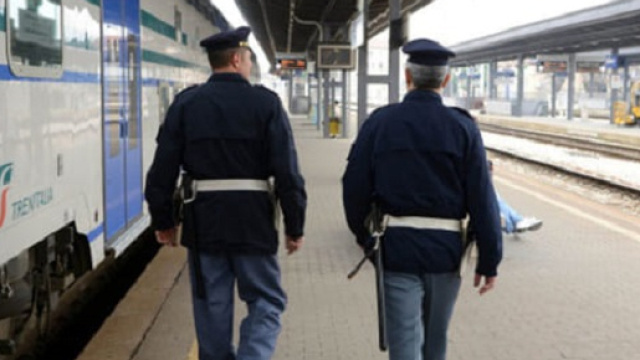 Ferrara, denunciati 3 giovani per aver aggredito un uomo con disabilità e danneggiato gravemente un treno