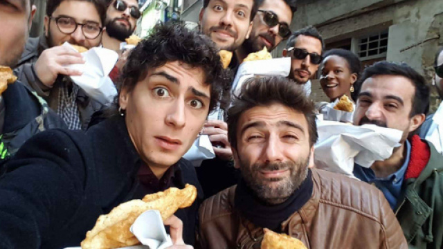 I ragazzi di Casa Surace in una foto di gruppo mentre gustano la famosa "Pizza Fritta"