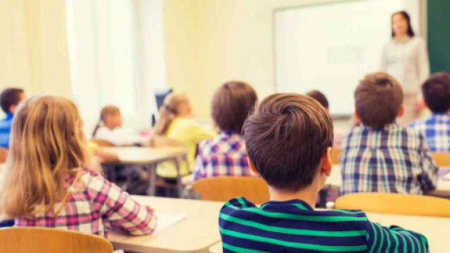 Ieri in una scuola elementare di Rimini una madre ha fattto irruzione nella classe del figlio per mettersi a insegnare al posto della maestra.