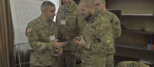 Militares dos EUA se encontram com neonazistas do Batalhão Azov da Ucrânia. Foto: https://goo.gl/Sjcaaf