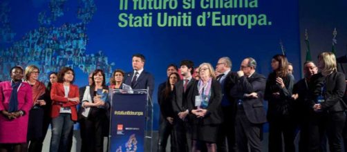 Matteo Renzi sul palco invoca gli Stati Uniti d'Europa