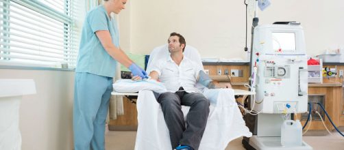 Paziente in dialisi si innamora dell'infermiera che gli ha donato un rene