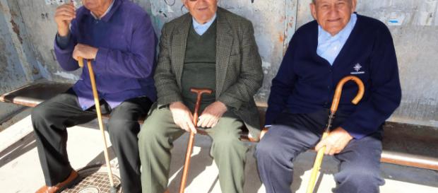 Ancianos quieren mejores pensiones. Ancianos quieren mejores pensiones.