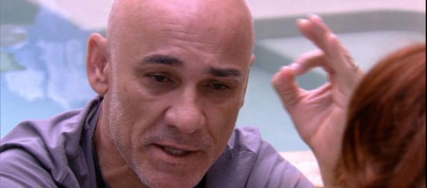 Ayrton não gosta de atitudes da filha (Captura de vídeo) Ayrton não gosta de atitudes da filha (Captura de vídeo)