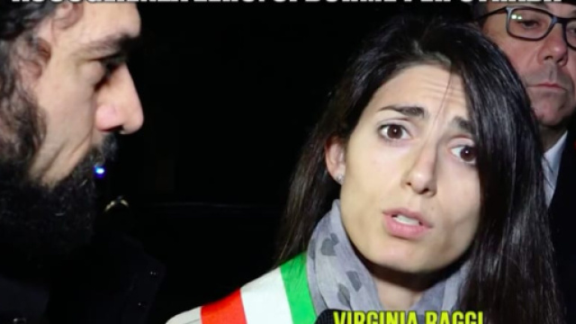 Dino Giarrusso durante un suo servizio a Le Iene mentre intervista Virginia Raggi (M5S)