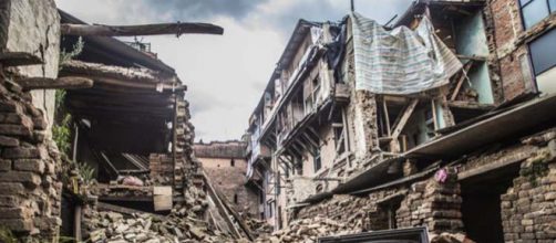 Le macerie di un edificio crollato in Nepal nel potente terremoto del 2015