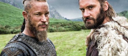 Ragnar e Rollo na série ''Vikings''