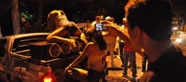 Cantor gospel se divertia no 'Baile da Gaiola', no Rio Cantor gospel se divertia no 'Baile da Gaiola', no Rio