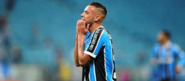 Jogador em atuação pelo Grêmio em 2016 Jogador em atuação pelo Grêmio em 2016