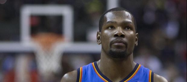 Kevin Durant presenta excusas para no llamar a LeBron James en navidad. Kevin Durant presenta excusas para no llamar a LeBron James en navidad.
