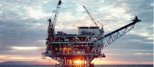 Offshore oil platform [image courtesy Dept of Energy wikimedia commons]