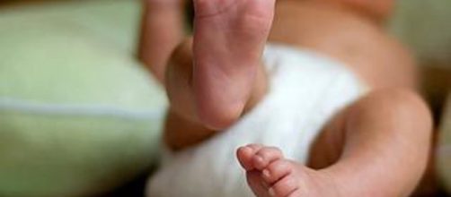 Infermiere maltrattano un neonato: il video finisce su Facebook e social