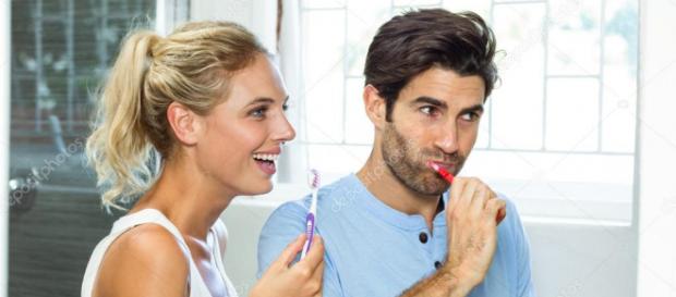 Casal escovando os dentes no banheiro junto Casal escovando os dentes no banheiro junto