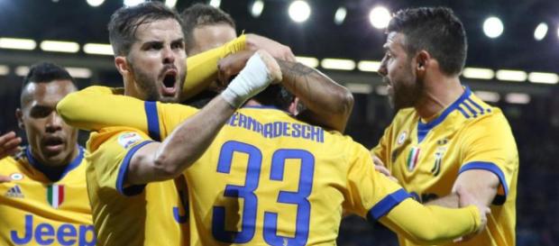 I calciatori della Juventus impegnati a festeggiare il gol decisivo di Bernardeschi, 23 anni I calciatori della Juventus impegnati a festeggiare il gol decisivo di Bernardeschi, 23 anni