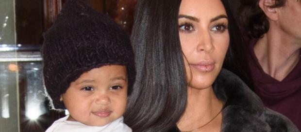 Kim Kardashian com o filho Saint West Kim Kardashian com o filho Saint West