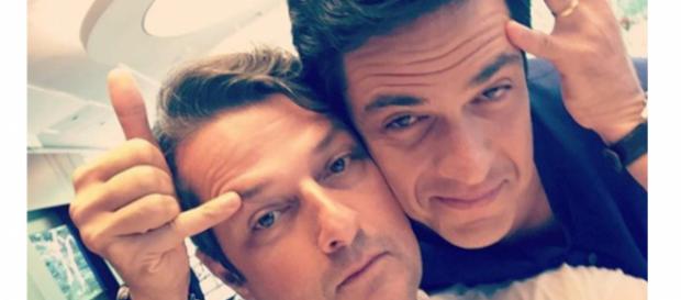 Novo Casal gay? Com aliança no dedo, galãs da Globo assumem e chocam Novo Casal gay? Com aliança no dedo, galãs da Globo assumem e chocam