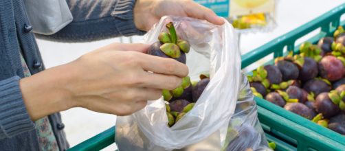 Guerra al pagamento dei sacchetti per frutta e verdura all'interno dei supermercati