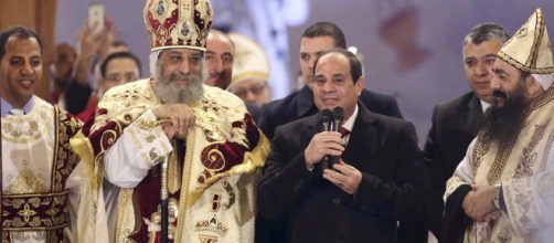 Papa Tawadros II durante la messa di Natale 2017 accompagnato dal presidente egiziano Al Sisi