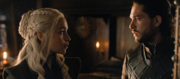 Daenerys (Emilia Clarke) e Jon Snow (Kit Harington) em cena de Game of Thrones. Daenerys (Emilia Clarke) e Jon Snow (Kit Harington) em cena de Game of Thrones.