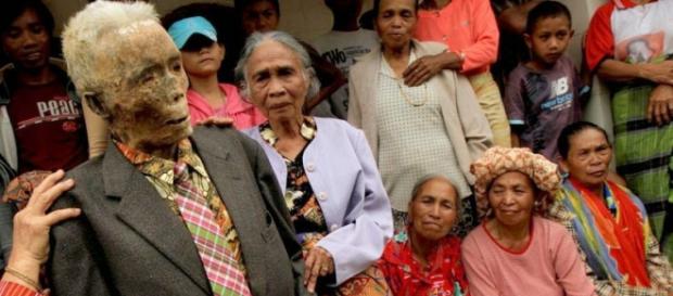 Tradiție: în fiecare an o comunitate din insula Sulawesi își dezgroapă morții la Festivalul Ma'nene - Foto: www.amusingplanet.com Tradiție: în fiecare an o comunitate din insula Sulawesi își dezgroapă morții la Festivalul Ma'nene - Foto: www.amusingplanet.com