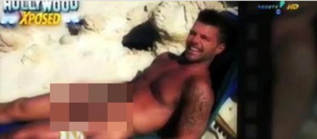 Ricky Martin é flagrado peladão e 'tamanho' impressiona Ricky Martin é flagrado peladão e 'tamanho' impressiona