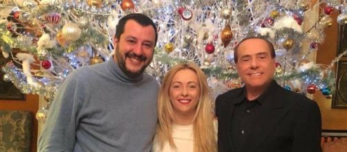 La foto che testimonia l'incontro avvenuto ad Arcore tra Silvio Berlusconi, Giorgia Meloni e Matteo Salvini