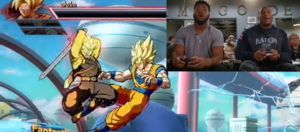 Mike Daniels (Defensive Tackle) der hier mit Trunks spielt, verpasst dem von Chris Odom (Linebacker) gespielten Son Goku den Gnadenstoß. Mike Daniels (Defensive Tackle) der hier mit Trunks spielt, verpasst dem von Chris Odom (Linebacker) gespielten Son Goku den Gnadenstoß.