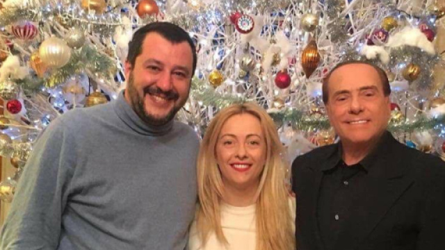 La foto che testimonia l'incontro avvenuto ad Arcore tra Silvio Berlusconi, Giorgia Meloni e Matteo Salvini