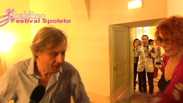 Marina Ripa di Meana rovescia un bicchiere di urina addosso a Vittorio Sgarbi