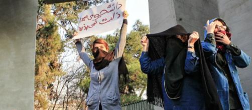 La gente protesta contro l'alto costo della vita a Teheran