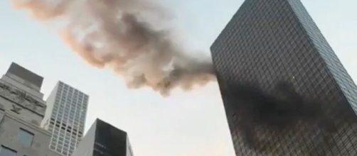 Il fumo si innalza dal tetto della torre - Credit: REUTERS