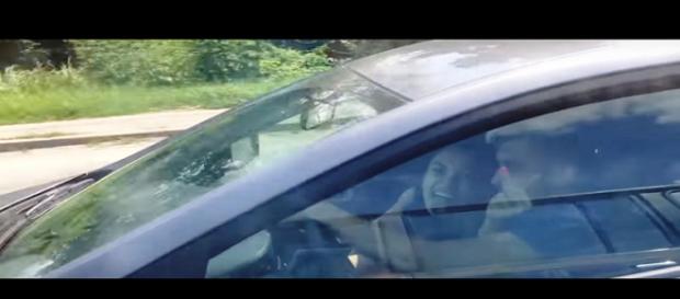 A ação dos ocupantes teve uma reação surpreendente (Foto: Captura de vídeo) A ação dos ocupantes teve uma reação surpreendente (Foto: Captura de vídeo)